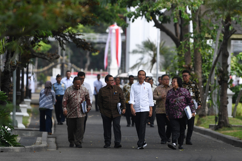 Presiden Joko Widodo (kedua kanan) berbincang dengan Menko Perekonomian Darmin Nasution (kiri), Seskab Pramono Anung (kedua kiri) dan Menteri LHK Siti Nurbaya sebelum memimpin rapat kabinet terbatas di Kompleks Istana Kepresidenan, Jakarta.