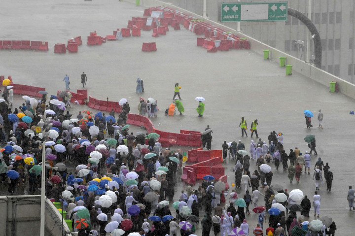 Hujan deras mengguyur kawasan Mina saat jemaah haji tengah bersiap lempar jamrah, Senin, 12 Agustus 2019 sore waktu setempat. Genangan air terlihat di beberapa tempat.