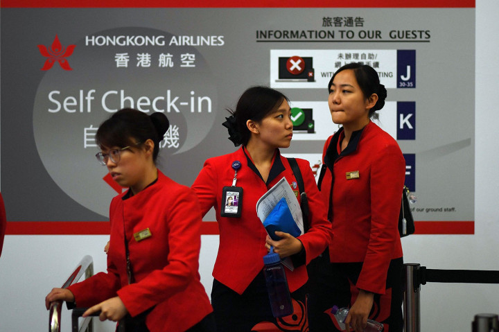 Bandara Hong Kong kembali dibuka setelah sehari sebelumnya diduduki ribuan pengunjung rasa pro-demokrasi. Bandara belum beroperasi penuh, dan ratusan penerbangan masih terdaftar dibatalkan.