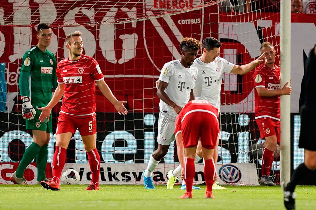 Muenchen baru bisa membuka gol pada menit ke-32 lewat sontekan Robert Lewandowski. Bola muntah sundulan Kingsley Coman disambar Lewandowsi untuk menjebol gawang tuan rumah.