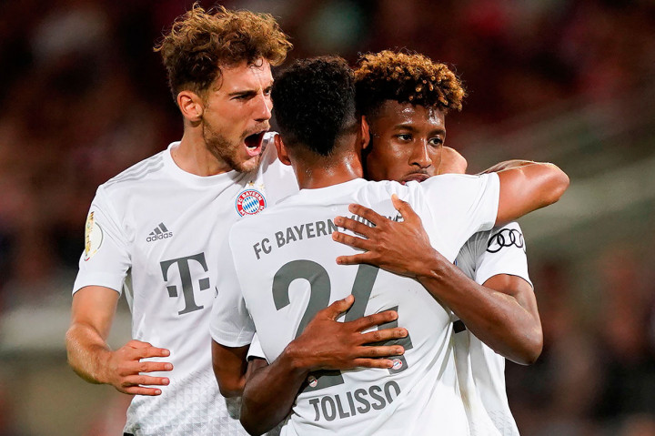 Coman melakukan selebrasi bersama Corentin Tolisso dan Leon Goretzka. Skor 1-0 bertahan hingga jeda.