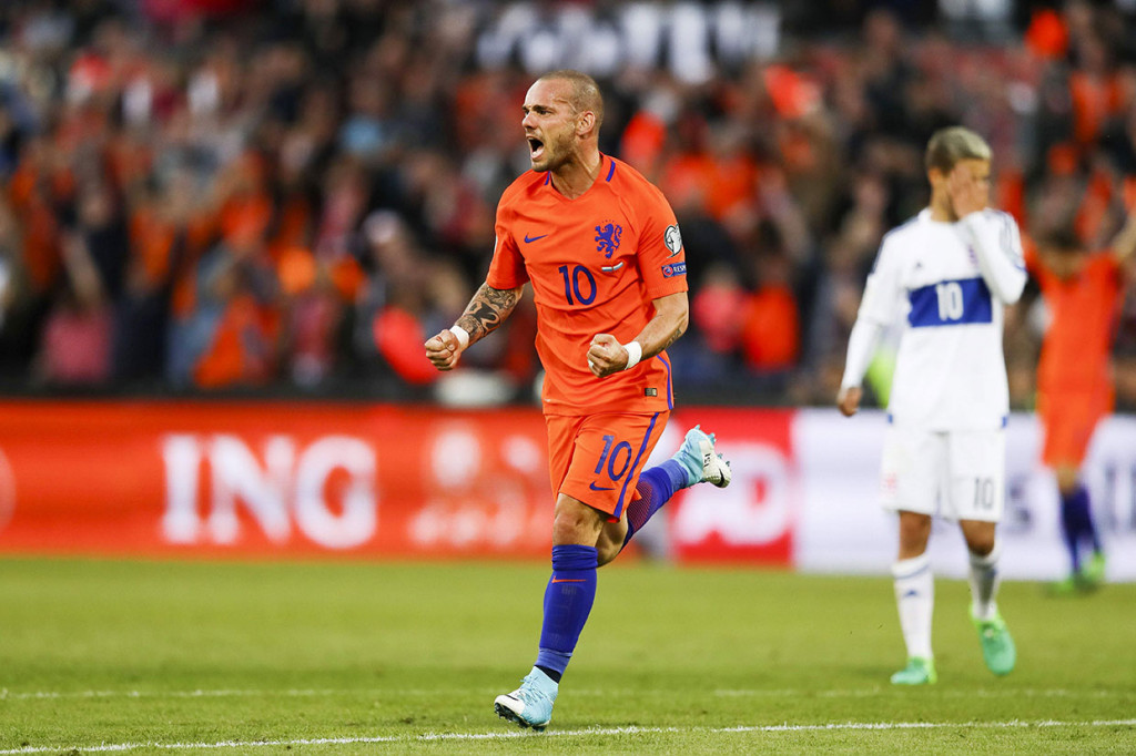 Bersama timnas Belanda, Sneijder merasakan pahitnya kalah dari Spanyol di final Piala Dunia 2010 dan juga terhenti di babak empat besar setelah kalah dari Argentina empat tahun kemudian. Dia pensiun dari dunia sepak bola internasional tahun lalu. 
