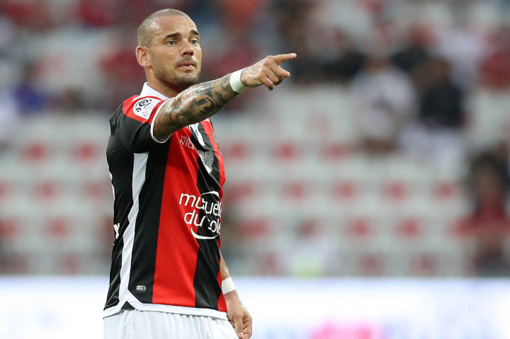 Bersama timnas Belanda, Sneijder merasakan pahitnya kalah dari Spanyol di final Piala Dunia 2010 dan juga terhenti di babak empat besar setelah kalah dari Argentina empat tahun kemudian. Dia pensiun dari dunia sepak bola internasional tahun lalu. 