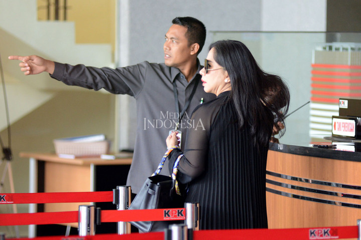 Penyanyi era 80-an Istiningdyah 'Iis' Sugianto berjalan keluar seusai diperiksa sebagai saksi di Gedung Merah Putih Komisi Pemberantasan Korupsi (KPK), Rasuna Said, Jakarta, Selasa, 13 Agustus 2019. 