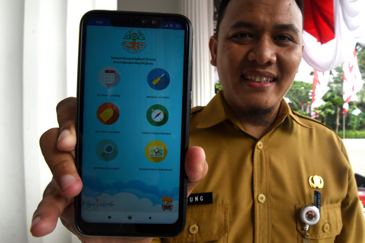Seorang petugas menunjukan aplikasi e-Uji Emisi kendaraan saat peluncuran di Balai Kota DKI Jakarta.
