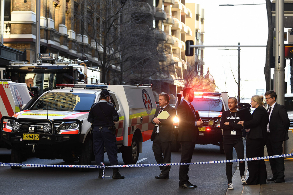 Seorang pria meneror pengguna jalan di pusat kota Sydney, Australia.