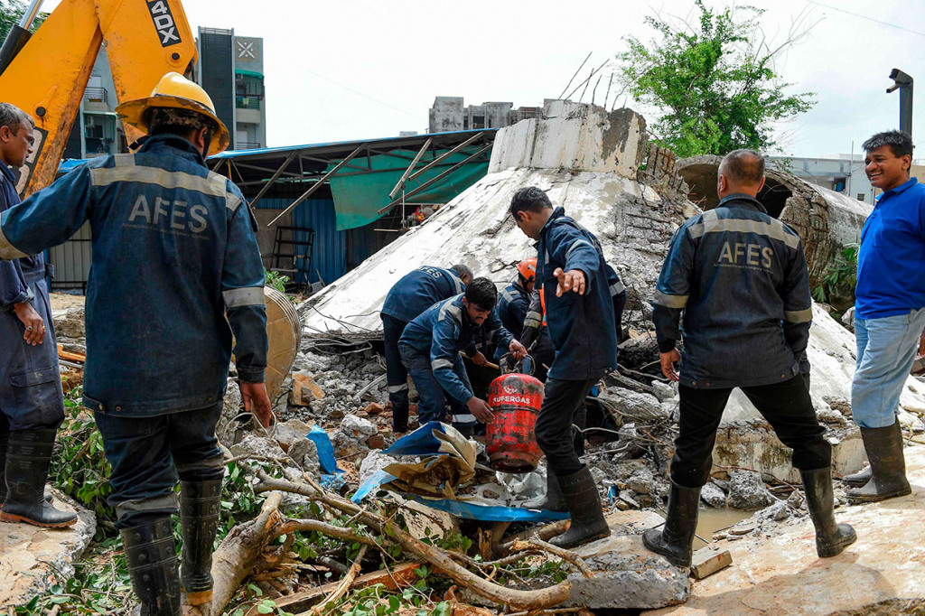 Sedikitnya tiga orang tewas dan enam lainnya harus dirawat di rumah sakit setelah sebuah tangki air di daerah Bopal runtuh saat hujan deras melanda wilayah tersebut.