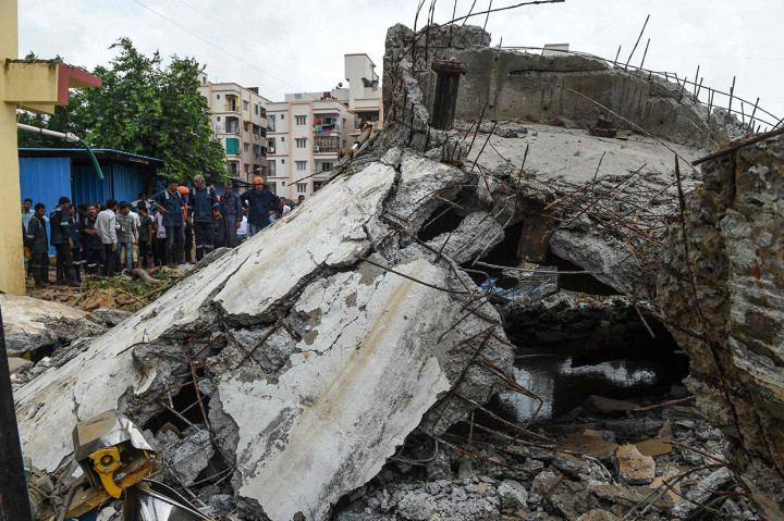 Belum diketahui penyebab runtuhnya tangki air tersebut, sementara petugas terus melakukan penyelidikan. 