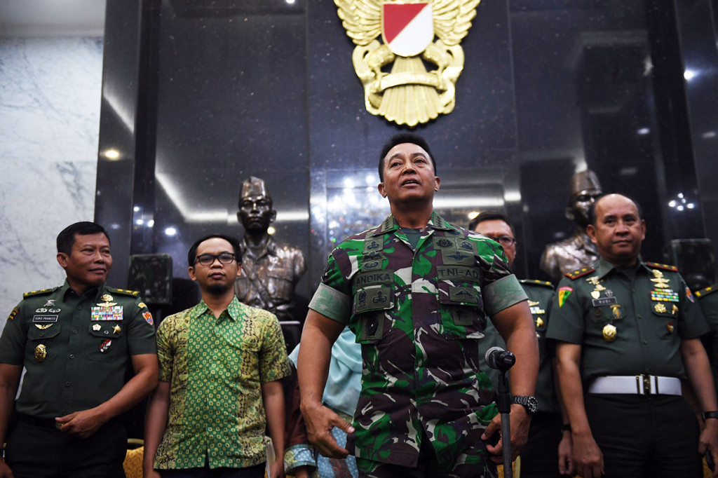 Enzo sempat menarik perhatian Panglima TNI Marsekal Hadi Tjahjanto dan videonya viral di media sosial setelah diajak berbicara Bahasa Prancis oleh Panglima. Enzo diketahui fasih berbicara empat bahasa yaitu Bahasa Prancis, Inggris, Arab, dan Indonesia. Enzo lahir di Prancis, tapi pindah ke Indonesia pada usia 13 tahun setelah ayahnya meninggal dunia dan memiliki status WNI. Namun, dia diduga terpapar gerakan Hizbut Tahrir Indonesia (HTI) yang diketahui dari salinan gambar di media sosial Facebooknya.