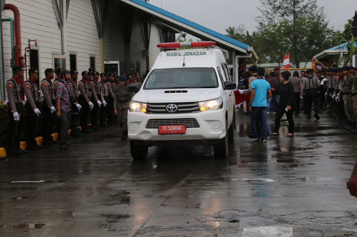 Jenazah Briptu Heidar tiba di Bandara Moses Kilangin Timika dan langsung dibawa ke RSUD Timika. Lalu akan diterbangkan ke kampung halaman dengan menggunakan pesawat Sriwijaya SJ 589.