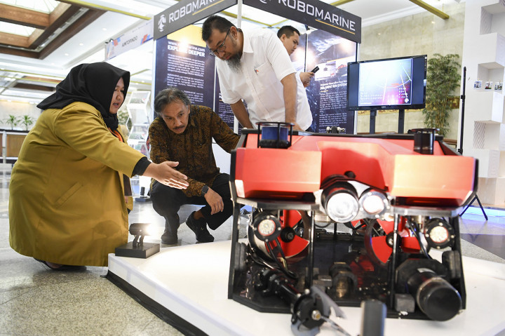 Ketua Umum Ikatan Alumni Institut Teknologi Bandung (IA ITB) Ridwan Djamaluddin (tengah) dan Direktur Re-Industrialisasi IA ITB Achmad Rizal (kanan) melihat robot bawah air yang dipamerkan dalam Indonesianisme Summit 2019 di Jakarta Convention Center (JCC), Jakarta.