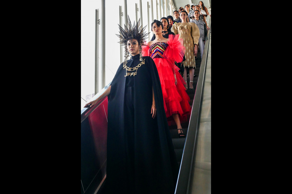 Model berpose saat peragaan busana Jakarta Fashion & Food Festival 2019 di Stasiun LRT Boulevard Utara, Kelapa Gading, Jakarta.