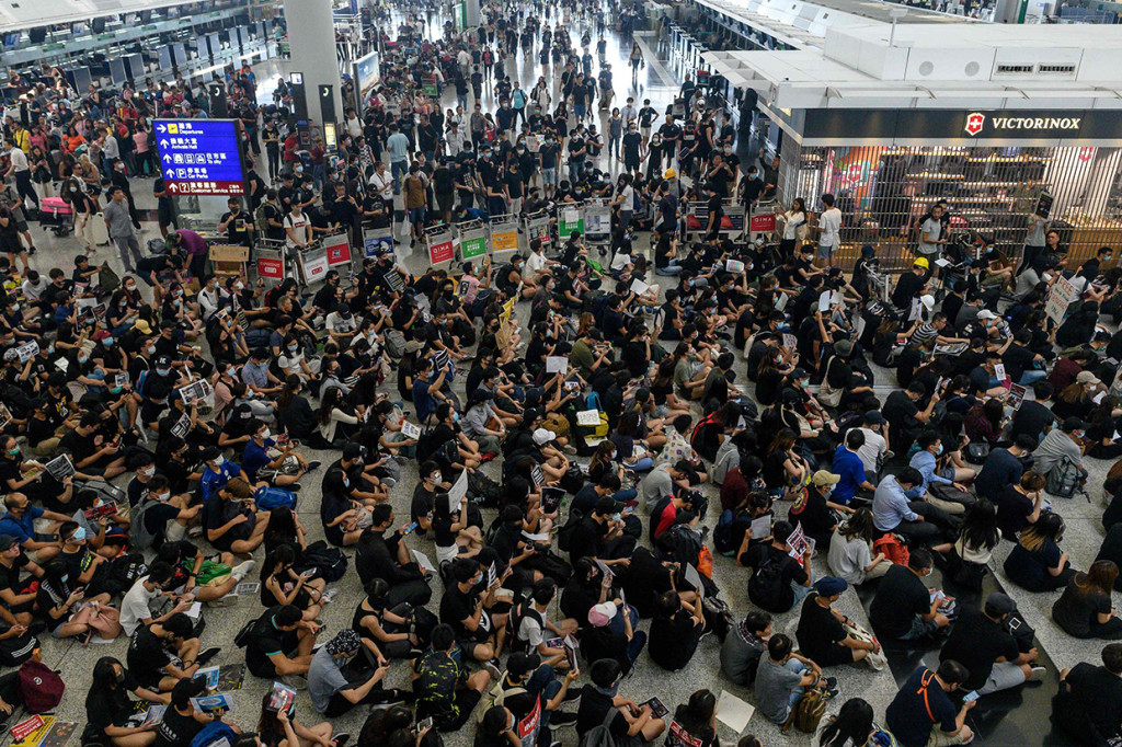 Ratusan demonstran melanjutkan aksi unjuk rasa di Bandara internasional Hong Kong.
