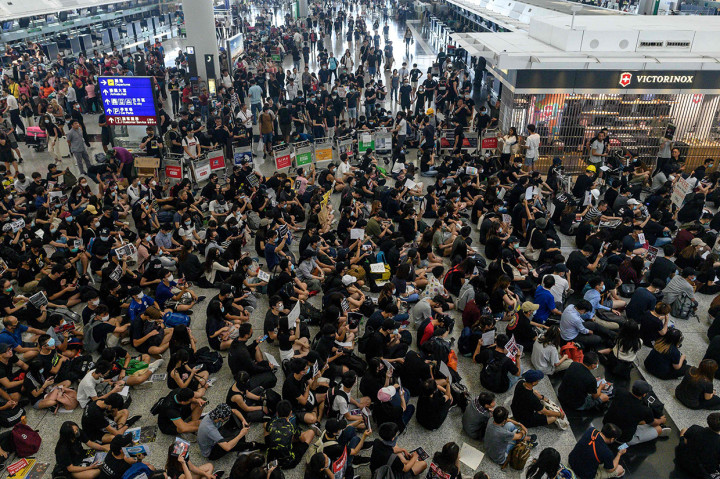 Ratusan demonstran melanjutkan aksi unjuk rasa di Bandara internasional Hong Kong.