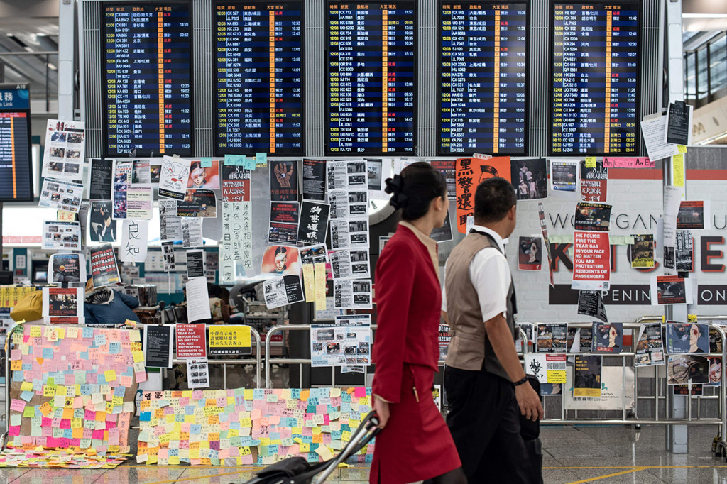 Otoritas bandara Hong Kong terpaksa membatalkan lebih dari seratus keberangkatan di tengah aksi ribuan demonstran yang menduduki bandara.