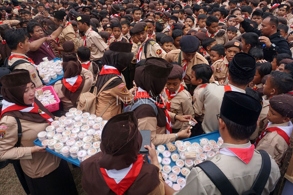Ratusan anggota Pramuka memadati lapangan di Kampus Universitas Muhammadiyah Purwokerto (UMP) di Purwokerto, Jawa Tengah pada Selasa (14/8) untuk makan bersama es krim berbahan ubi jalar. 