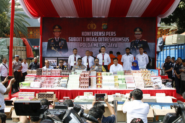 Kapolda Metro Jaya Irjen Gatot Eddy Pramono (ketiga kanan), Kabidhumas Polda Metro Jaya Kombes Argo Yuwono (ketiga kiri), Dirkrimsus Polda Metro Jaya Kombes Iwan Kurniawan (kedua kanan), dan Kabid Penindakan Balai Besar Pengawasan Obat dan Makanan Bandung Siti Rulia (kanan) memberikan keterangan saat rilis pengungkapan kasus dugaan penyelundupan kosmetik, obat-obatan, dan barang ilegal, di halaman Ditreskrimsus Polda Metro Jaya, Jakarta, Rabu, 14 Agustus 2019. MI/Bary Fathahilah