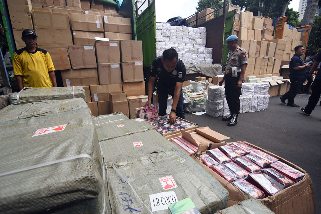Petugas Subdit I Indag Ditreskrimsus Polda Metro Jaya berhasil mengungkap kasus penyelundupan kosmetik dan obat ilegal dengan barang bukti 11 truk bermuatan kosmetik, obat-obatan dan barang ilegal lainnya yang berasal dari Tiongkok. Barang-barang ilegal tersebut diselundupkan melalui Pelabuhan Tegar (Marunda Center Terminal) Kabupaten Bekasi. Antara Foto/Indriarto Eko Suwarso