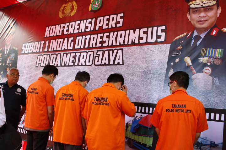 Polisi juga mengamankan empat tersangka berinisial PL, H, EK, dan AH. AH merupakan warga negara Tiongkok. Keempatnya ditangkap di Pelabuhan Tegar (Marunda Center Terminal), Bekasi. MI/Bary Fathahilah