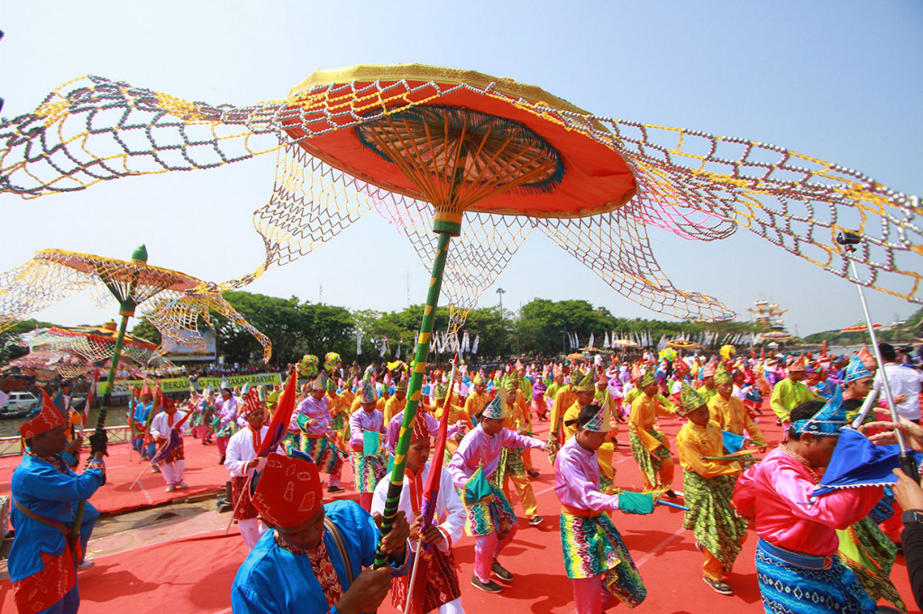 Puluhan penari menampilkan tari Sinoman Hadrah kolosal saat Sykuran dan Karasminan Hari Jadi ke-69 Provinsi Kalsel, di kawasan Tugu 0 Km Banjarmasin, Kalimantan Selatan, Rabu, 14 Agustus 2019.