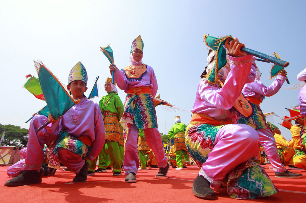 Tari Sinoman Hadrah yang melibatkan ratusan penari tersebut ditampilkan di atas tongkang di Sungai Martapura. Sajian kesenian tersebut sangat menarik perhatian pengunjung.