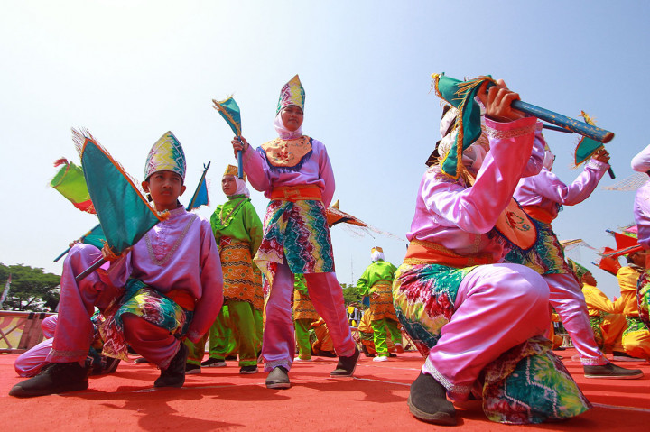 Tari Sinoman Hadrah yang melibatkan ratusan penari tersebut ditampilkan di atas tongkang di Sungai Martapura. Sajian kesenian tersebut sangat menarik perhatian pengunjung.