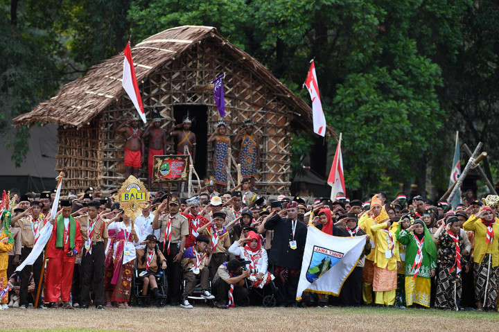 Anggota pramuka memberi hormat ketika mengikuti upacara peringatan Hari Ulang Tahun (HUT) ke-58 Pramuka yang dihadiri Presiden Joko Widodo di Bumi Perkemahan Cibubur, Jakarta.