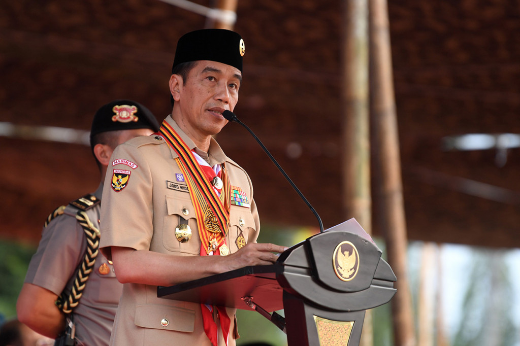 Presiden Joko Widodo memberikan sambutan ketika memimpin upacara peringatan Hari Ulang Tahun (HUT) ke-58 Pramuka di Bumi Perkemahan Cibubur.
