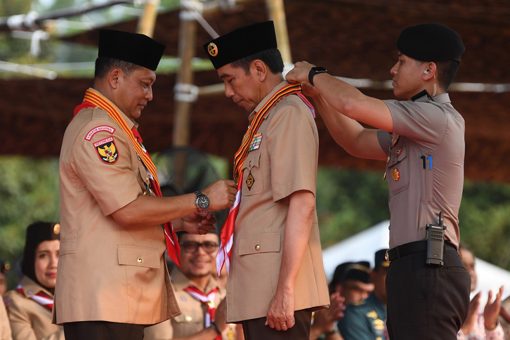 Presiden Joko Widodo mendapat anugerah Lencana Tunas Kencana dari Ketua Kwartir Nasional Gerakan Pramuka Budi Waseso.