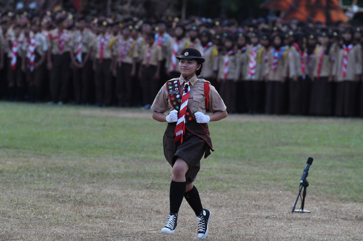 Pemimpin upacara peringatan Hari Ulang Tahun (HUT) ke-58 Pramuka Felia Adzani bersiap memberikan laporan kepada Inspektur Upacara Presiden Joko Widodo di Bumi Perkemahan Cibubur, Jakarta.
