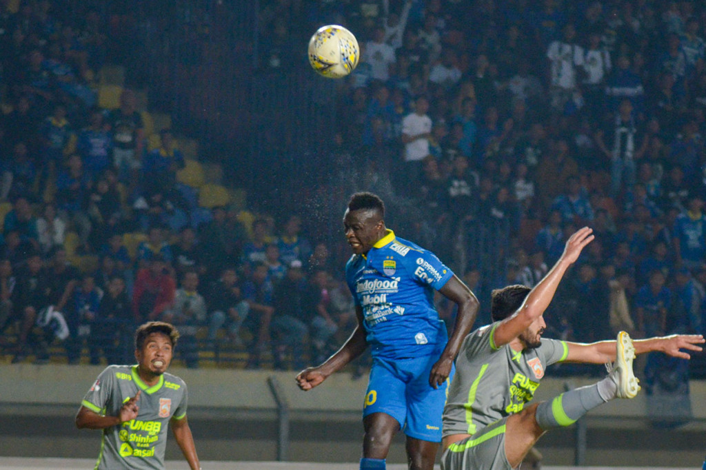 Sempat unggul dua gol, Persib ditahan imbang 2-2 oleh Pesut Etam.