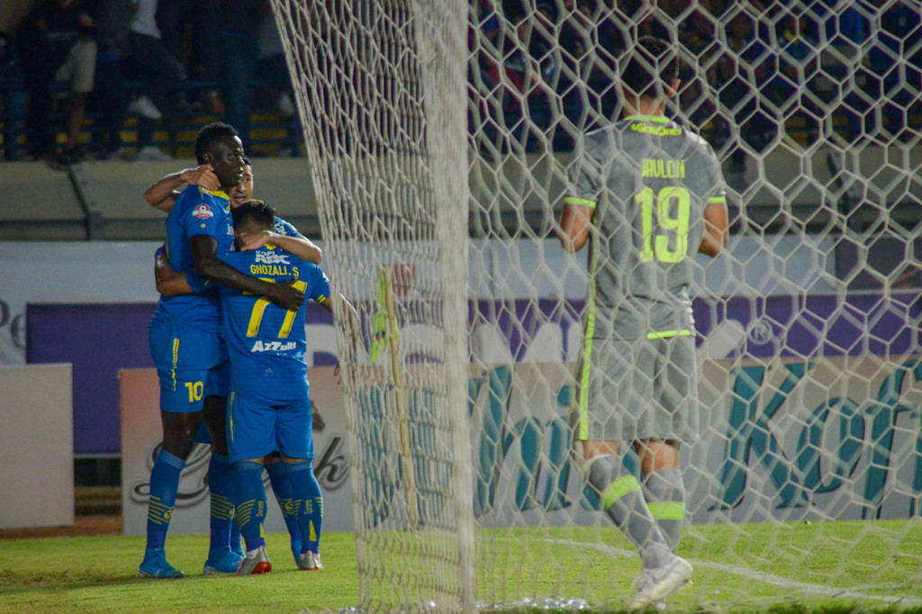 Dua gol dari Persib diciptakan oleh Ghozali Siregar (9') dan Esteban Vizcarra (24')