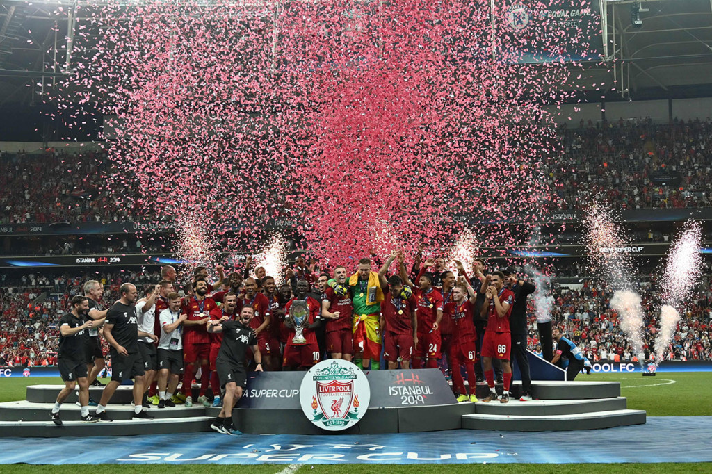 Para pemain Liverpool  bersuka cita merayakan keberhasil meraih trofi Piala Super Eropa usai menundukkan Chelsea lewat adu penalti 5-4 (2-2) di final yang digelar di Besiktas Park Stadium, Istanbul, Turki, Kamis, 15 Agustus 2019 dini hari WIB.