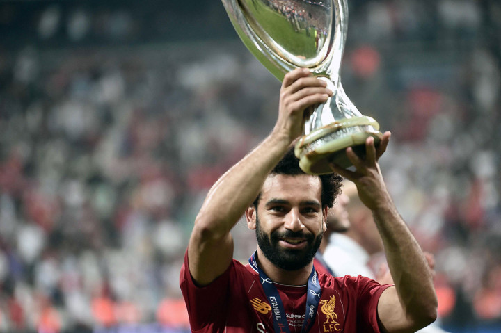Senyum bahagia gelandang Mohamed Salah saat mengangkat trofi Piala Super Eropa.