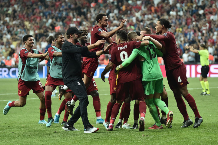 Para pemain Liverpool memberi ucapan selamat kepada kiper pengganti Adrian yang menggagalkan esksekutor terakhir Chelsea Tammy Abraham.