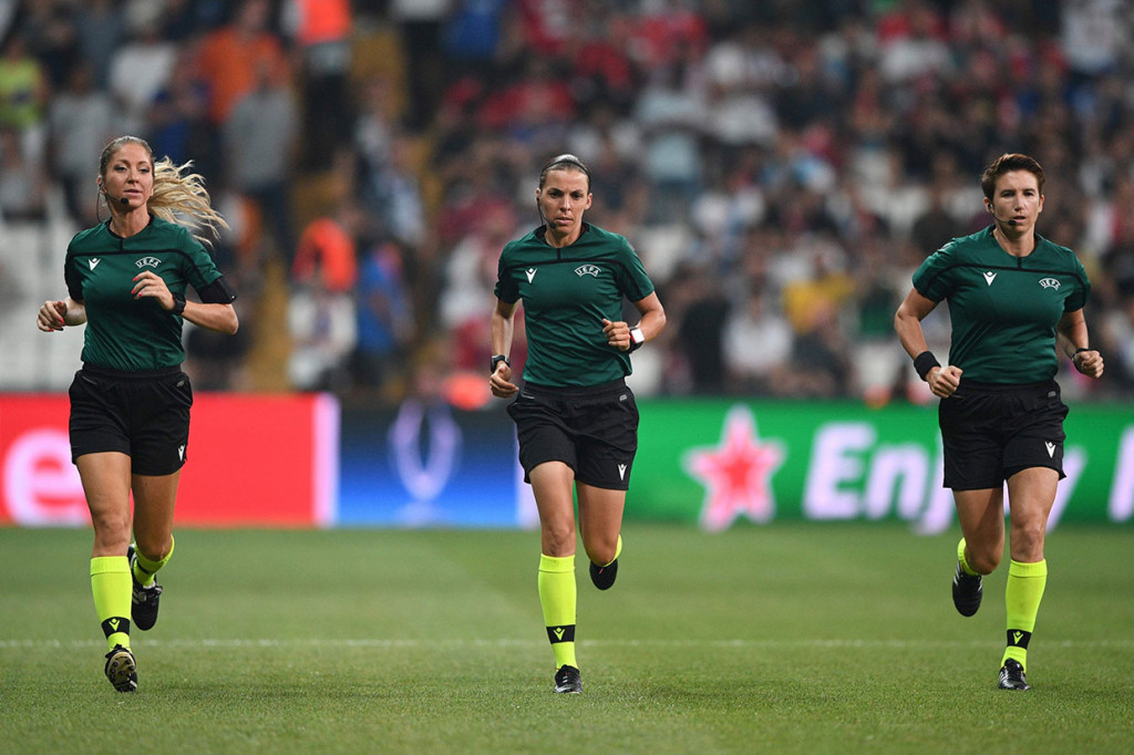 Laga Liverpool melawan Chelsea memperebutkan trofi Piala Super Eropa, Kamis, 15 Agustus dini hari WIB dipimpin wasit perempuan asal Prancis Stephanie Frappart (tengah). Dia didampingi rekan senegaranya Manuela Nicolosi (kiri) dan Michele O'Neal dari Republik Irlandia. 