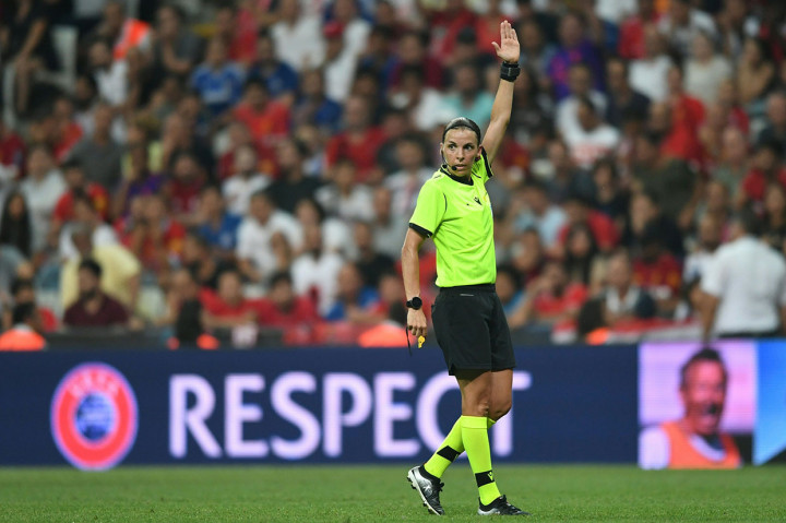 Stephanie Frappart yang berasal dari Prancis menjadi wasit perempuan pertama yang memimpin laga Piala Super Eropa.