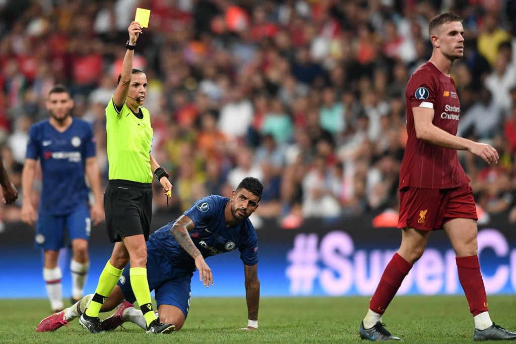 Stephanie yang juga bertugas di final Piala Dunia wanita bulan lalu mengganjar kartu kuning gelandang Liverpool Jordan Hendersen setelah melakukan pelanggaran terhadap Emerson Palmieri.