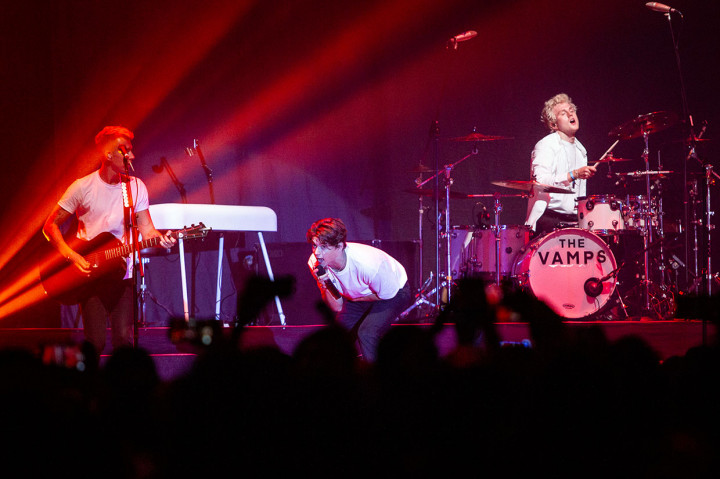 Aksi panggung grup band The Vamps saat tampil menghibur penggemarnya di The Kasablanka Hall, Jakarta, Rabu, 14 Agustus 2019. 