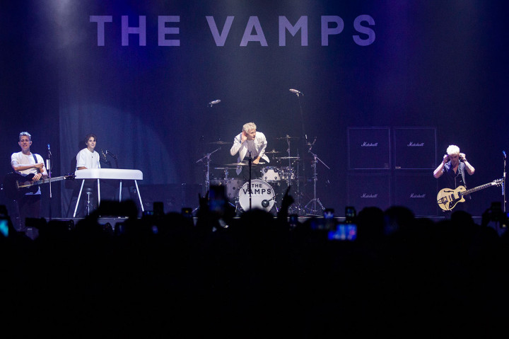 The Vamps yang digawangi Bradley Simpson (vokal), James McVey (gitar), Tristan Evans (drum), dan Connor Ball (bass) sukses membuat para penggemarnya (Vampettes) tak henti bernyanyi bersama sepanjang konser. Sesekali Vampettes dibuat histeris dengan penampilan panggung mereka.
