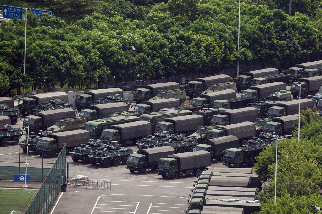 Latihan militer tersebut meningkatkan rasa khawatir akan intervensi militer Tiongkok untuk mengakhiri protes di Hong Kong yang telah berlangsung selama 10 pekan.