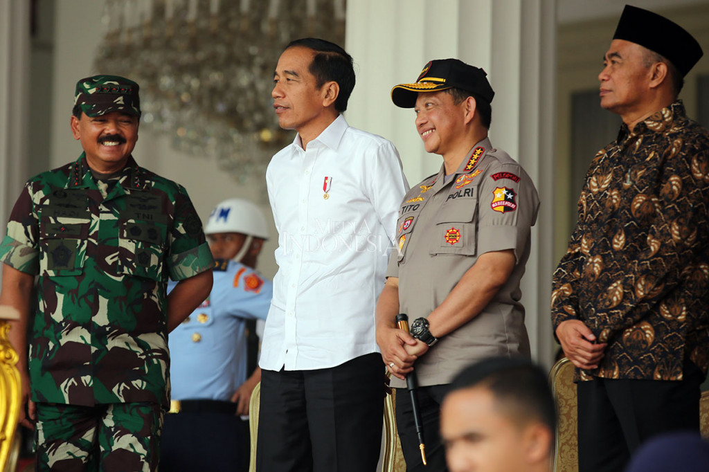 Presiden Joko Widodo bersama Panglima TNI Marsekal Hadi Tjahjanto, Kapolri Jenderal Tito Karnavian, dan Menteri Pendidikan dan Kebudayaan (Mendikbud) Muhadjir Effendy menyaksikan gladi bersih Upacara Peringatan Detik-detik Proklamasi 17 Agustus di halaman Istana Merdeka, Jakarta, Kamis, 15 Agustus 2019.
