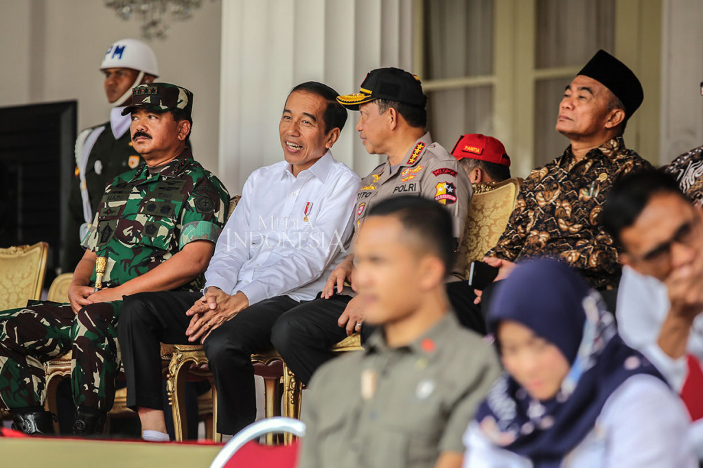 Jokowi menyaksikan proses latihan terakhir Pasukan Pengibar Bendera Pusaka (Paskibraka) dari awal awal hingga akhir.