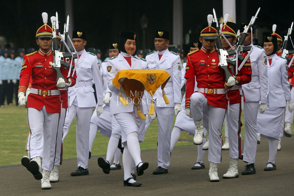 Pasukan Pengibar Bendera Pusaka (Paskibraka) dengan seragam lengkap dan atribut mengikuti latihan geladi bersih Upacara Peringatan Detik-detik Proklamasi 17 Agustus.