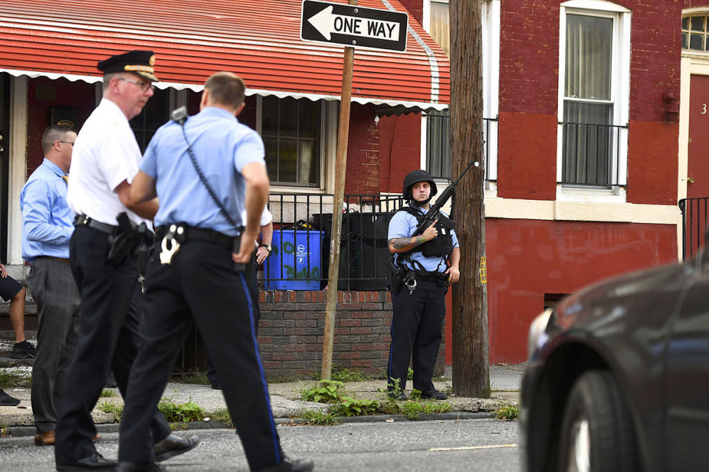 Pria bersenjata tersebut menembaki truk SWAT yang diparkir di luar rumah itu di permukiman Nicetown-Tioga, dan sejumlah peluru menghantam bangunan di seberang jalan sementara warga berlindung di dalam rumah mereka. 