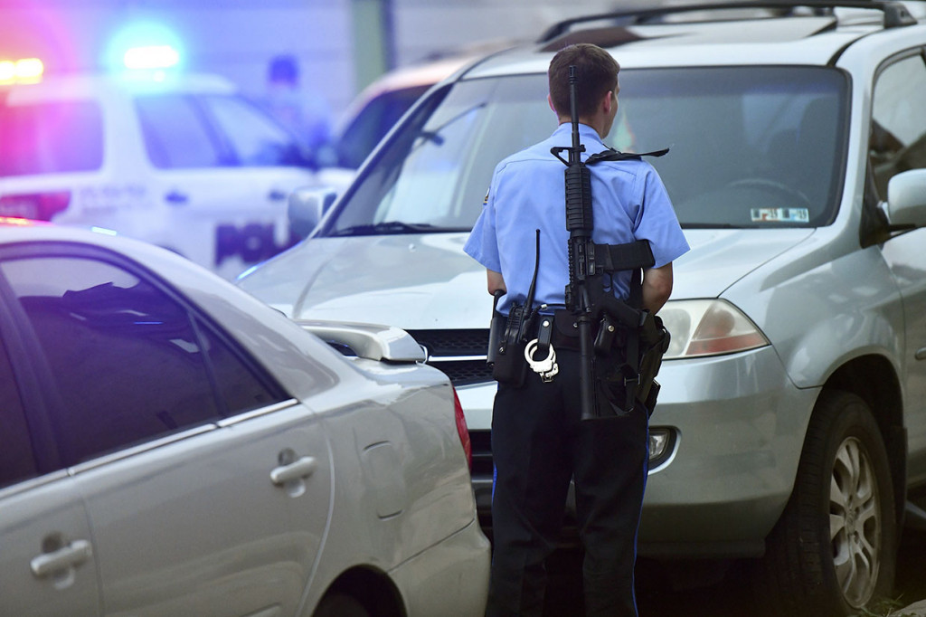 Philadelpihi Inquirer, mengutip beberapa sumber polisi, mengidentifikasi tersangka pria bersenjata tersebut sebagai Maruice Hill, 36, pria asal Philadelphia yang punya catatan kejahatan menyangkut senjata api, narkoba dan penyerangan.   