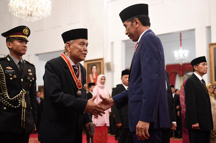 Presiden Joko Widodo (kanan) menyalami Ketua Mahkamah Agung periode 2009-2012 Harifin Andi Tumpa seusai menyerahkan tanda kehormatan Bintang Mahaputera Utama di Istana Negara Jakarta.
