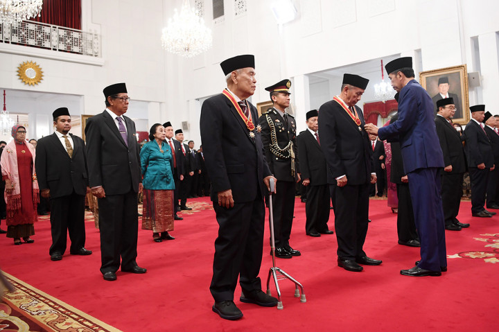 Presiden menyerahkan tanda kehormatan Bintang Mahaputera Utama kepada empat putra terbaik bangsa, empat orang menerima Bintang Mahaputera Naraya, 15 orang menerima Bintang Jasa Utama, dua orang menerima Bintang Jasa Pratama, satu orang menerima Bintang Jasa Naraya dan tiga orang Bintang Budaya Parama Dharma. 
