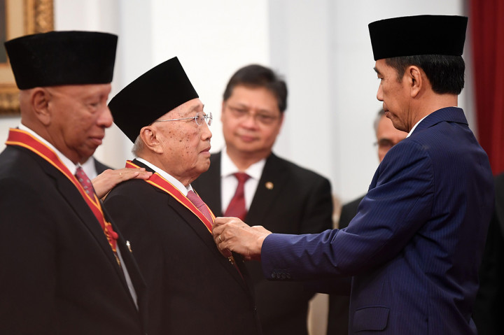 Presiden Joko Widodo (kanan) menyematkan tanda kehormatan Bintang Mahaputera Naraya kepada Ketua Tim Ahli Wakil Presiden, Sofjan Wanandi (tengah) disaksikan Pendiri dan penasihat PT Medco Internasional Arifin Panigoro (kiri) di Istana Negara Jakarta.