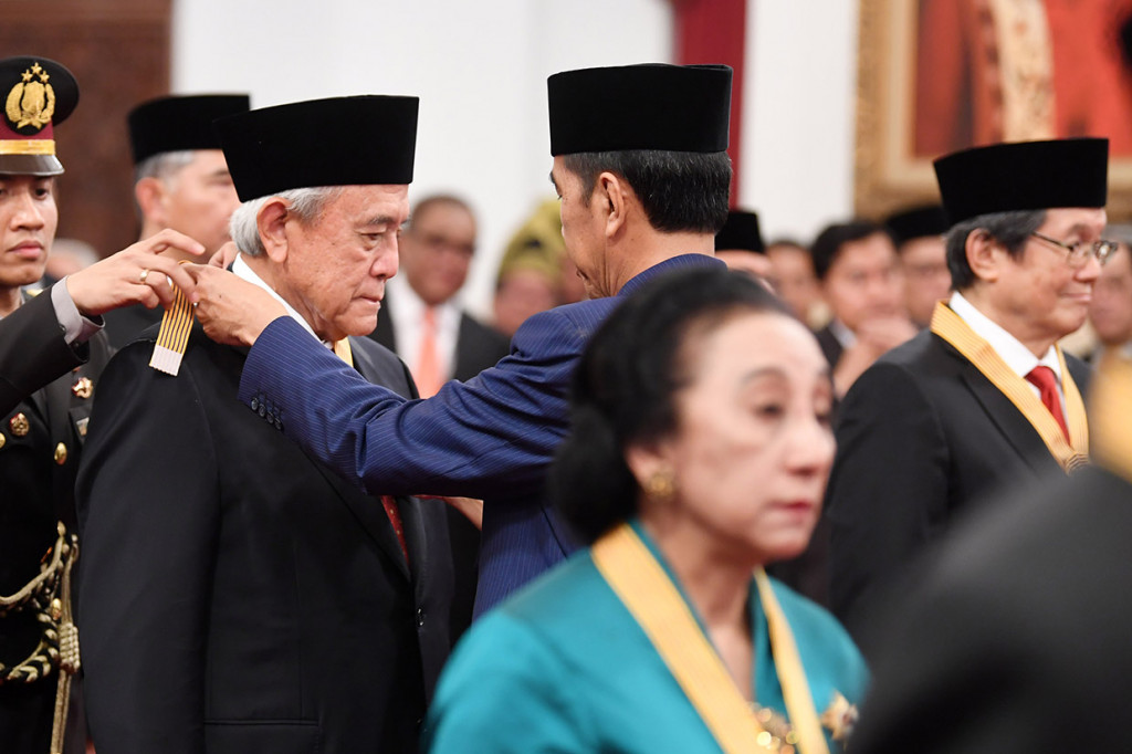 Presiden Joko Widodo (tengah) menyematkan tanda kehormatan Bintang Jasa Utama kepada Wakil Presiden Komisaris PT Adaro Energy Theodore Permadi Rachmat di Istana Negara Jakarta.
